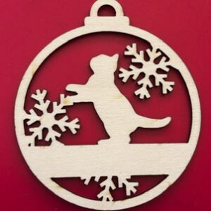 Kerstbal: opkijkend katje in de sneeuw