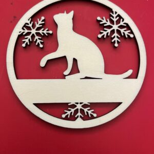 Kerstbal: linkskijkend katje in de sneeuw