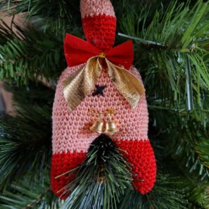 Kattenpoepje met jingle bells: roze met rode voetjes