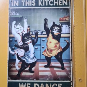 In this kitchen we dance, bordje om op te hangen